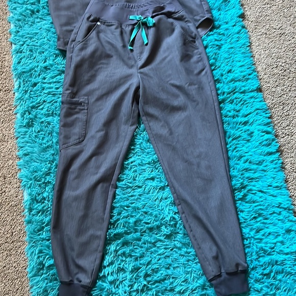 Figs scrub oversized top and pants both small - Picture 2 of 5